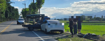 連撞2小貨車 波及行人及空拍機 ! 朱男駕駛小客車衝出路外  2人受傷送醫